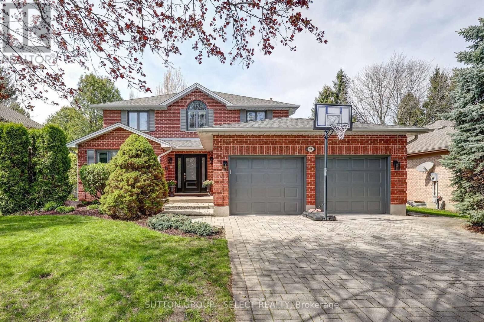 Property Photo:  94 Carriage Hill Drive  ON N5X 3W9 