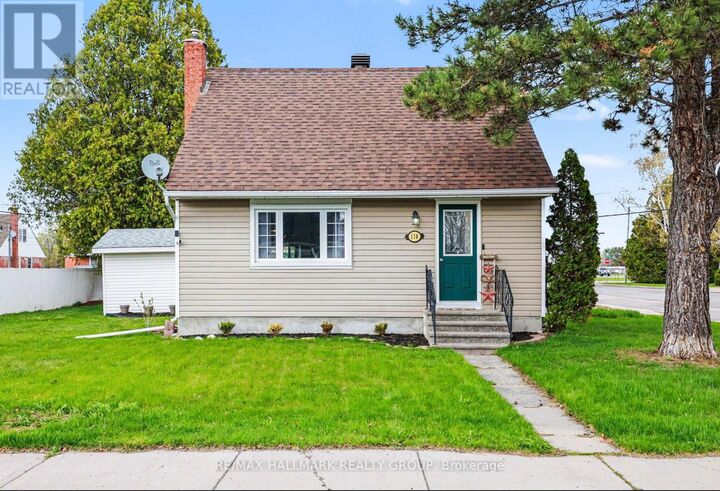 Property Photo:  138 Third Avenue  ON K7S 1Y8 