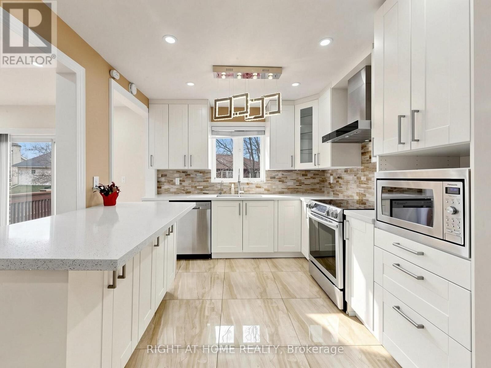 Property Photo:  86 Howlett Avenue  ON L3Y 5S5 
