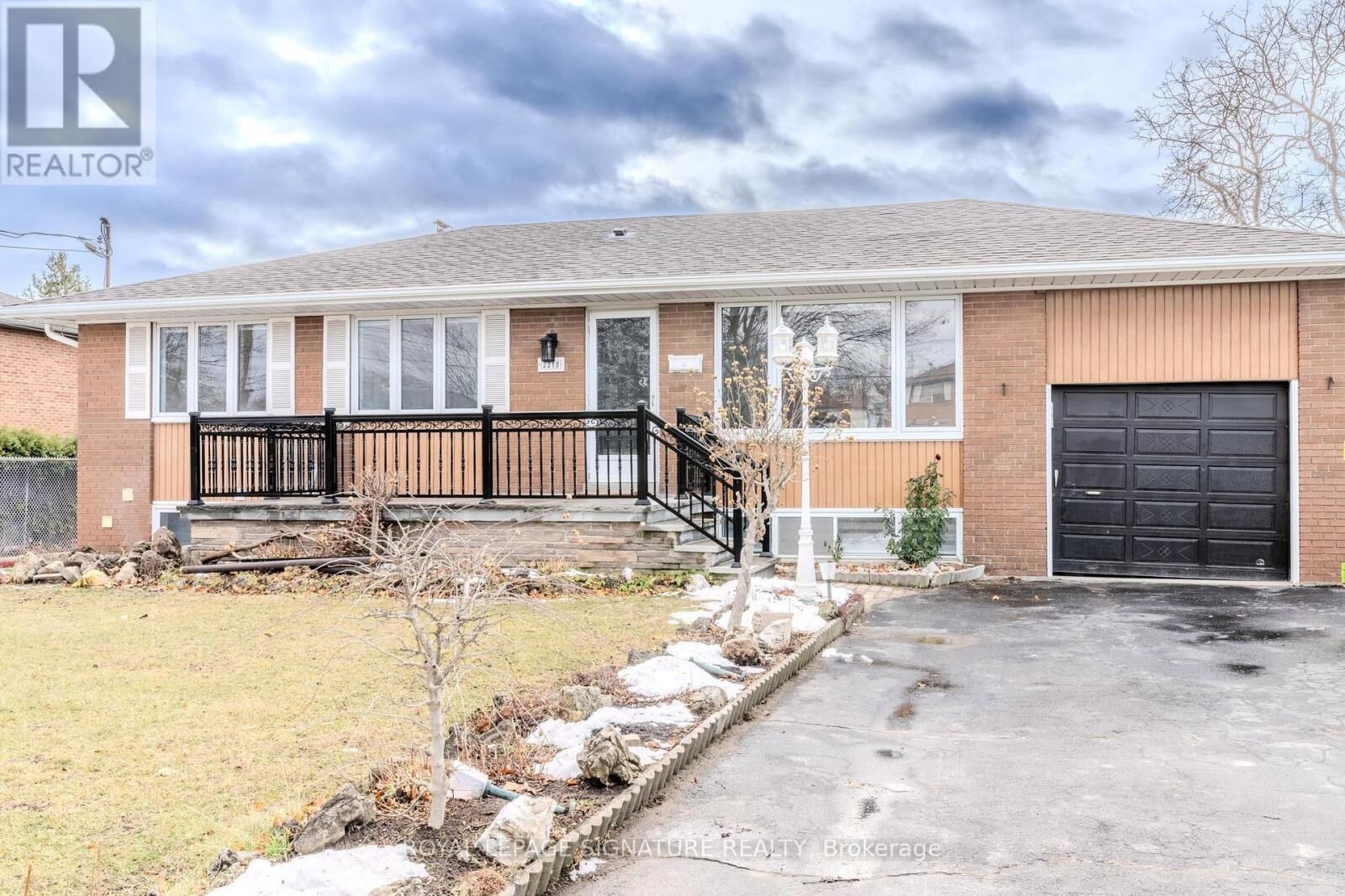 Property Photo:  2218 Cliff Road  ON L5A 2N9 