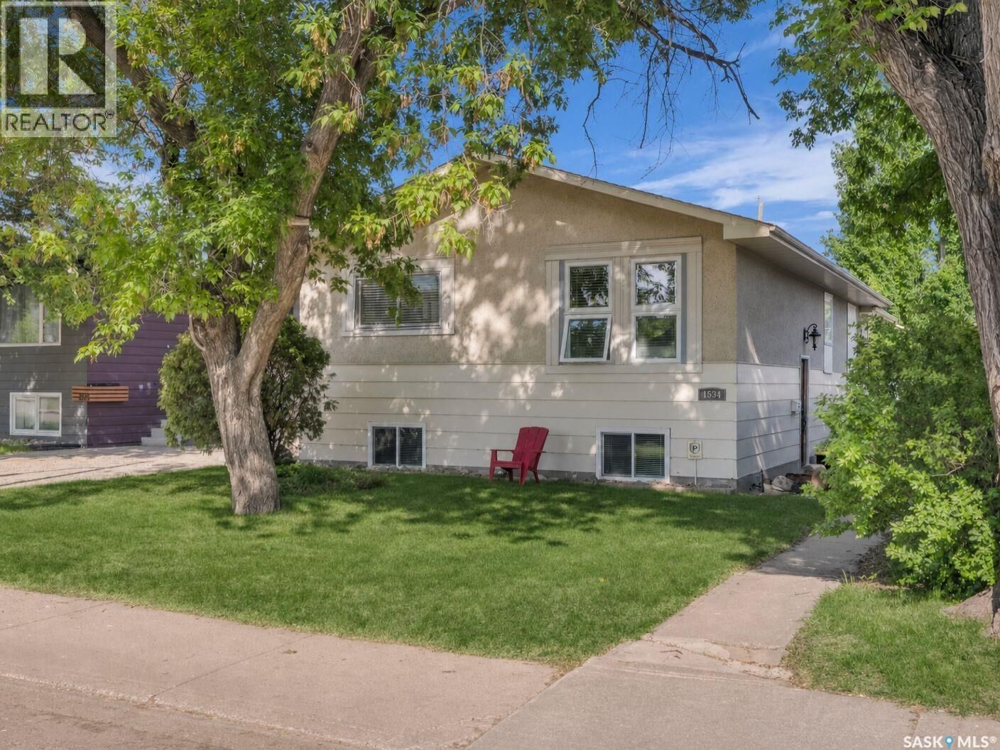 Property Photo:  1534 9th Avenue N  SK S7K 2Z7 