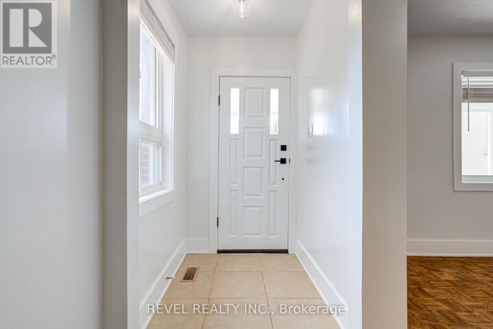 Property Photo:  24 Kenora Crescent Main  ON M6M 1C6 