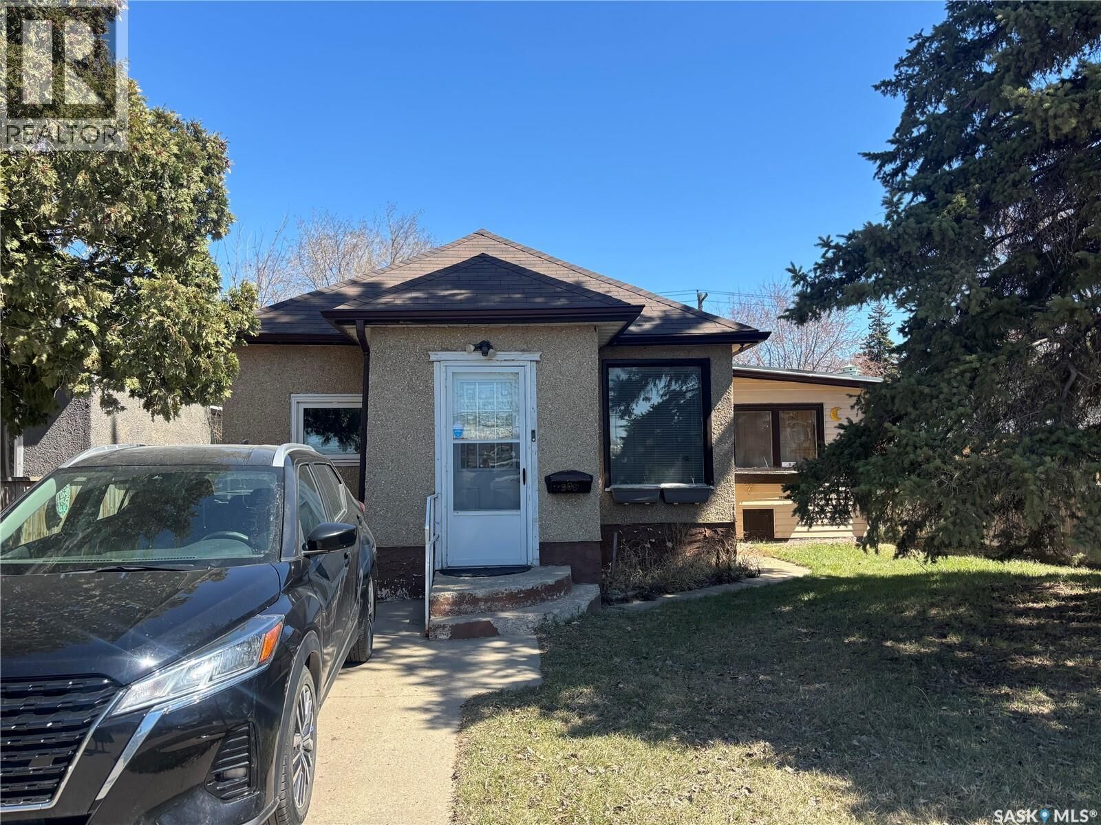 Property Photo:  906 Weldon Avenue  SK S7M 2V6 