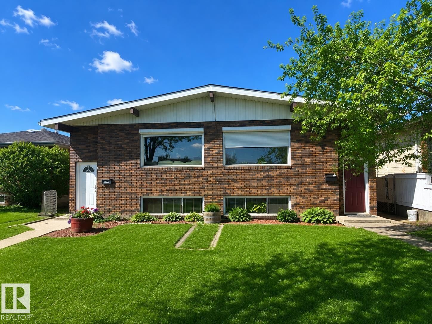 Property Photo:  5712 101 Avenue NW  AB T6A 0G8 