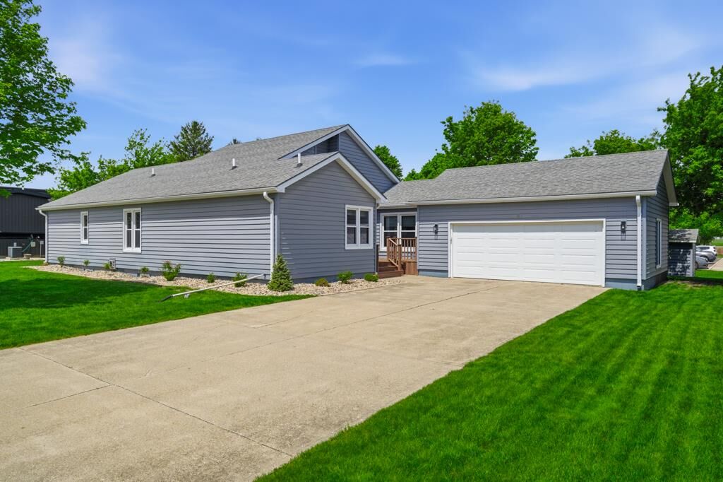 Property Photo:  1611 Grand St  IA 50595 