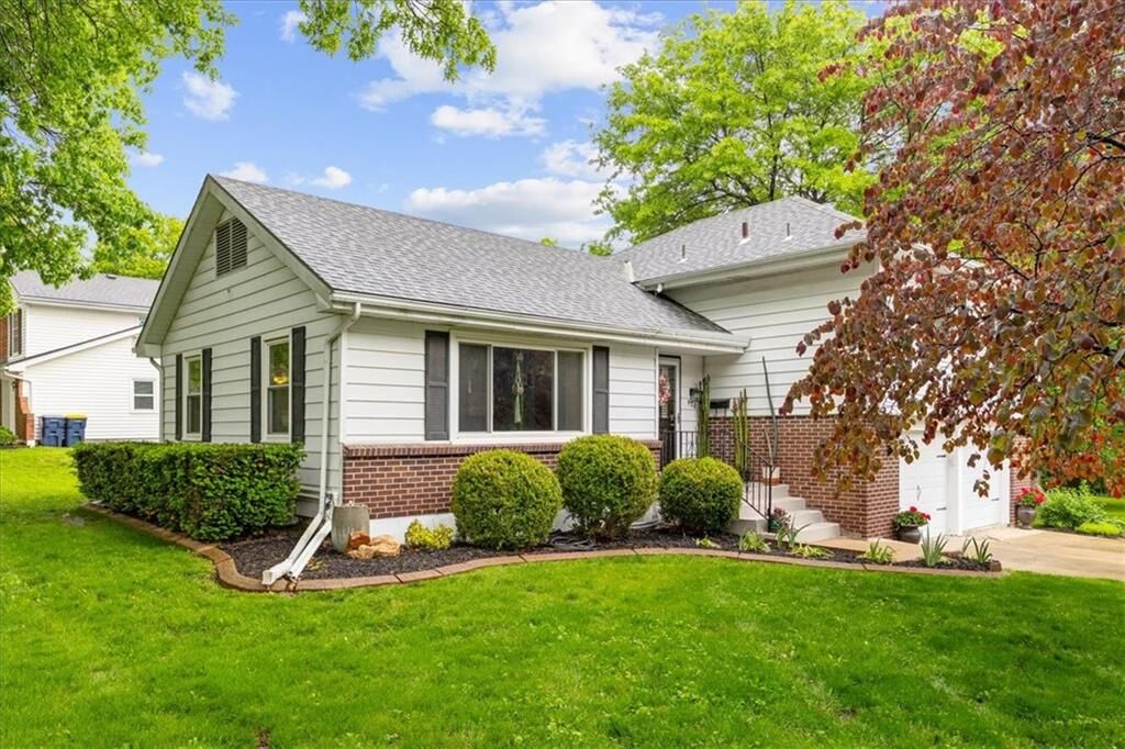 Property Photo:  920 W 100 Street  MO 64114 