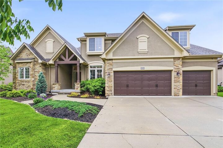 Property Photo:  1637 NE Woodland Shores Drive  MO 64086 