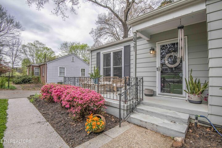 Property Photo:  2421 N Park Blvd  TN 37917 