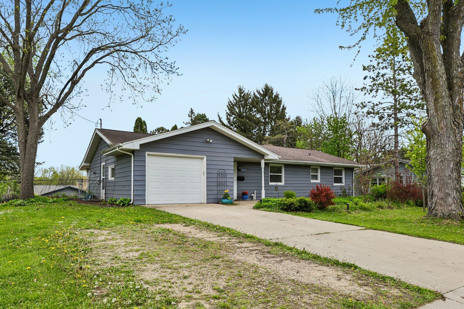 Property Photo:  409 S Jefferson St  WI 53593 