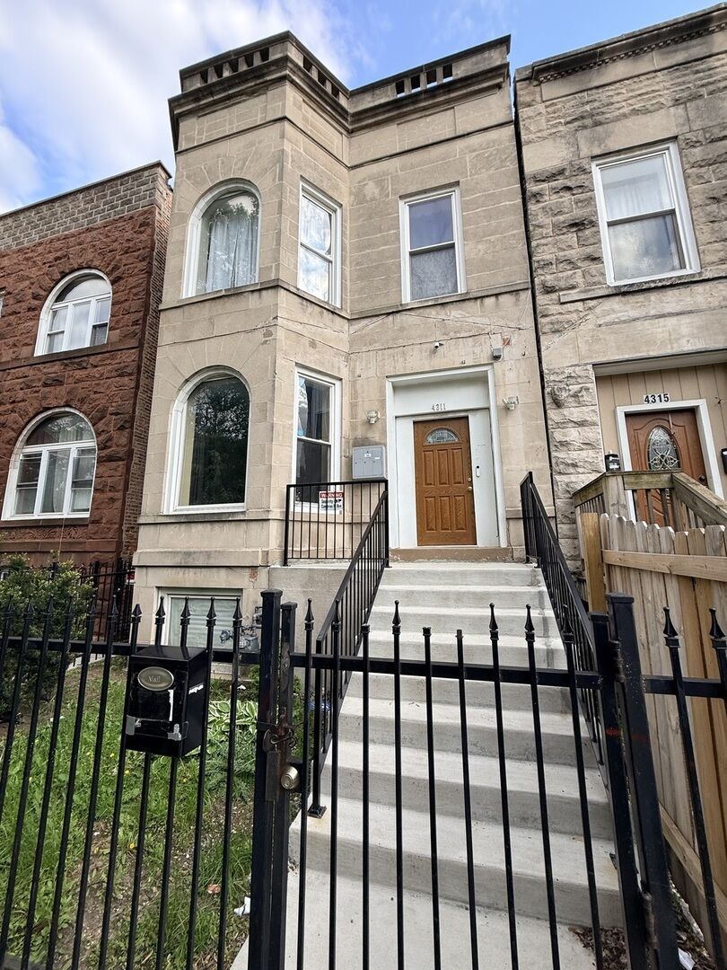 Property Photo:  