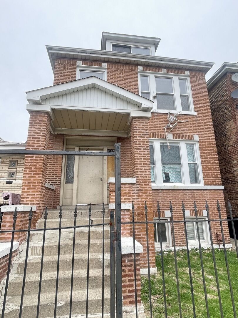 Property Photo:  