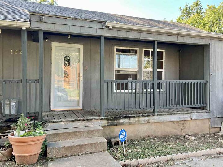 Property Photo:  1021 S 2nd Street  OK 74631 