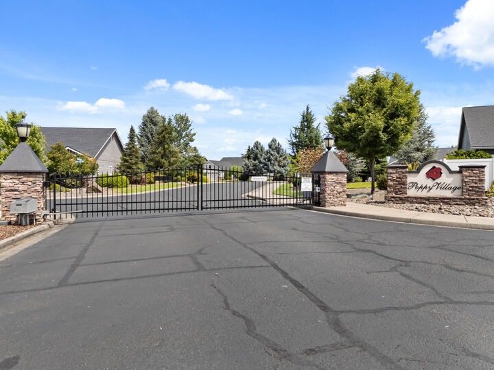 Property Photo:  115 Sandridge Way  OR 97524 