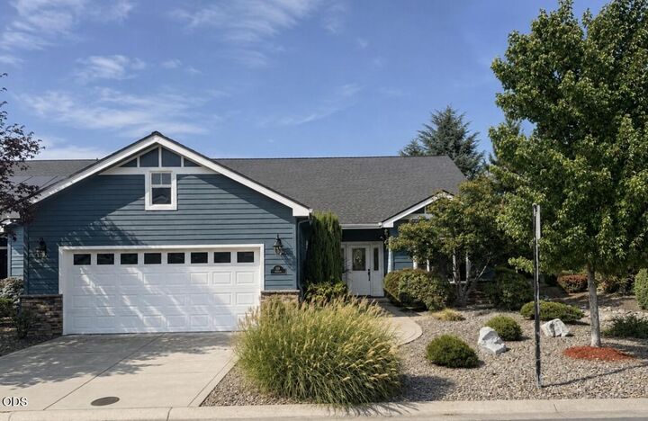 Property Photo: 115 Sandridge Way OR 97524