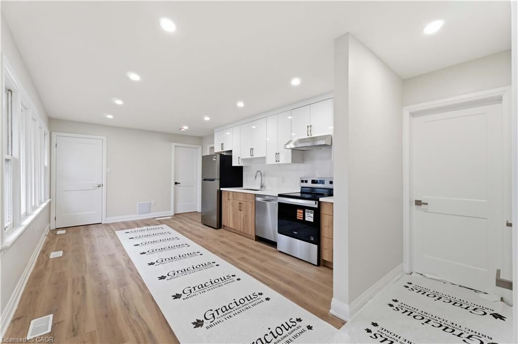 Property Photo:  124 McElroy Road E 1  ON L9A 1Y9 