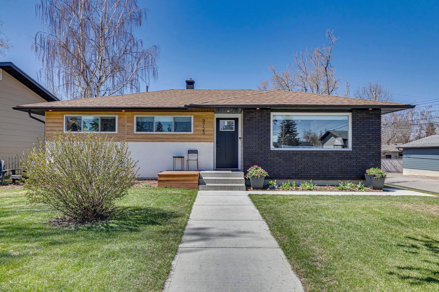 Property Photo:  9723 3 Street SE  AB T2J 0W9 