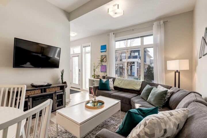 Property Photo:  212 Crestbrook Common SW  AB T3B 6L1 