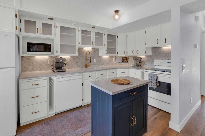 Property Photo:  6223 31 Avenue NW 1008  AB T3B 3X2 