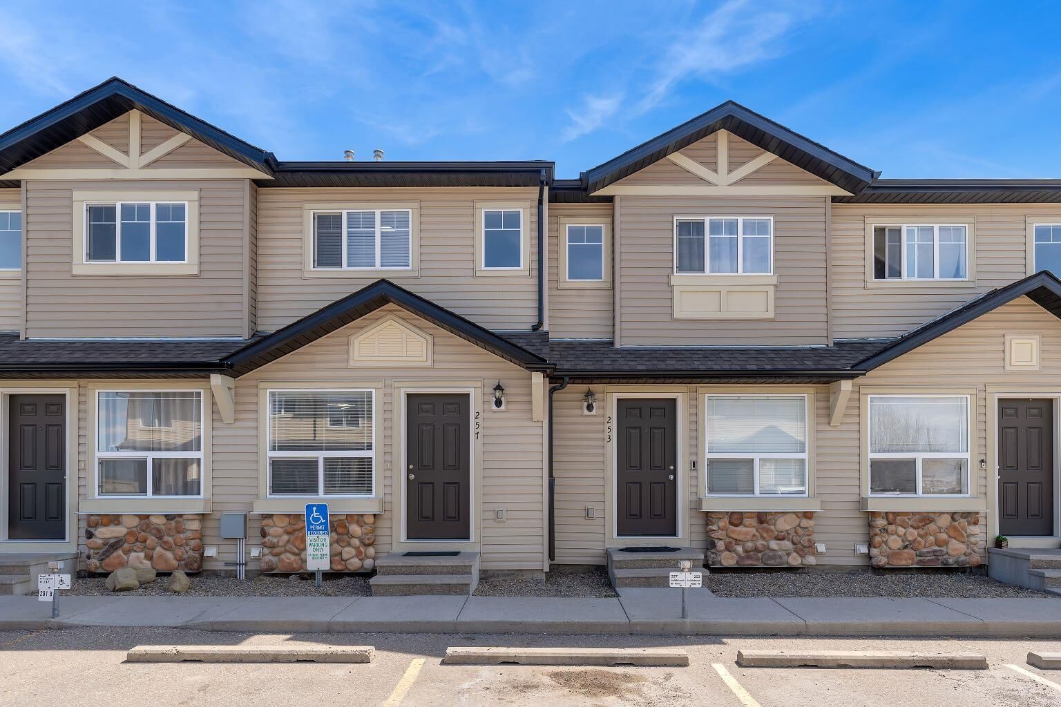 Property Photo:  257 Saddlebrook Point NE  AB T3J 0G4 