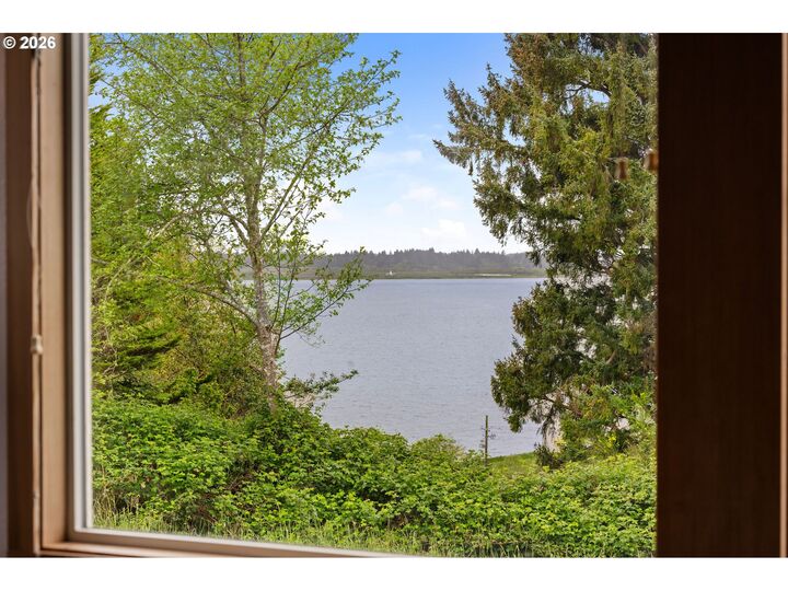 Property Photo:  265 Waldorf Cir  OR 97103 