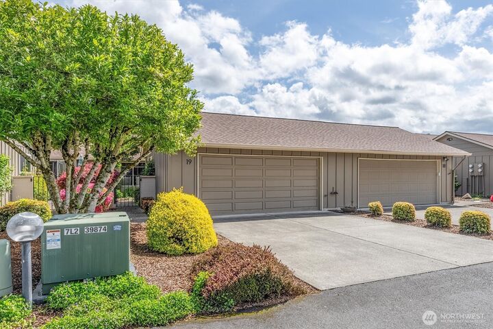 Property Photo:  605  Peardale Lane 19  WA 98632 