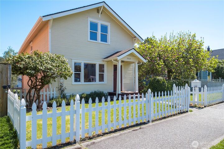 Property Photo:  2209  Wetmore Ave  WA 98201 