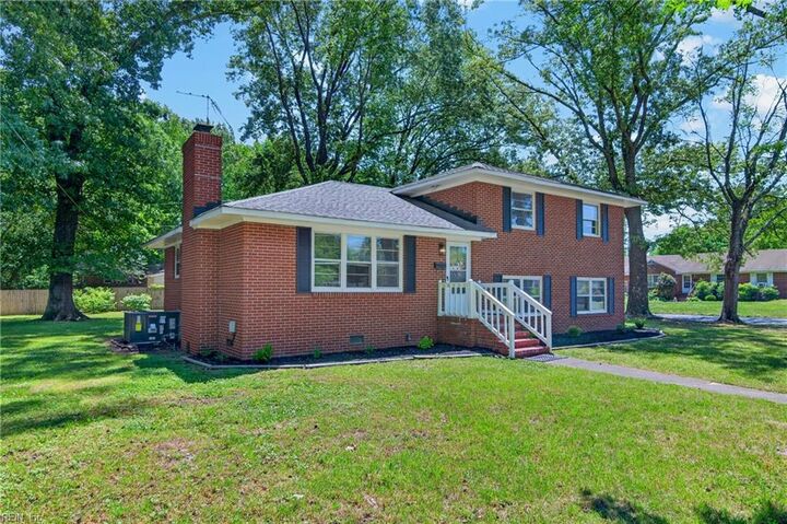 Property Photo: 2 Larchmont Cres VA 23606