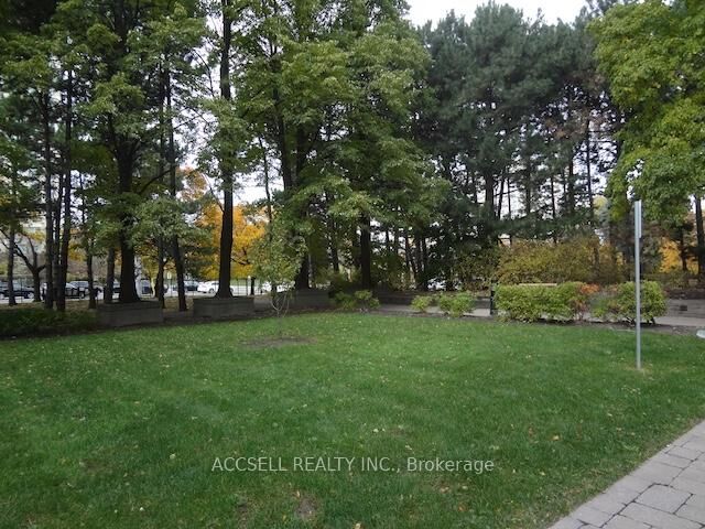 Property Photo: 3700 Kaneff Crescent 2106 ON L5A 4B8