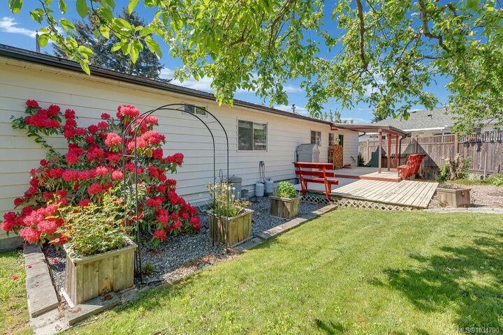 Property Photo:  504 Wilrose Pl  BC V9G 1P3 