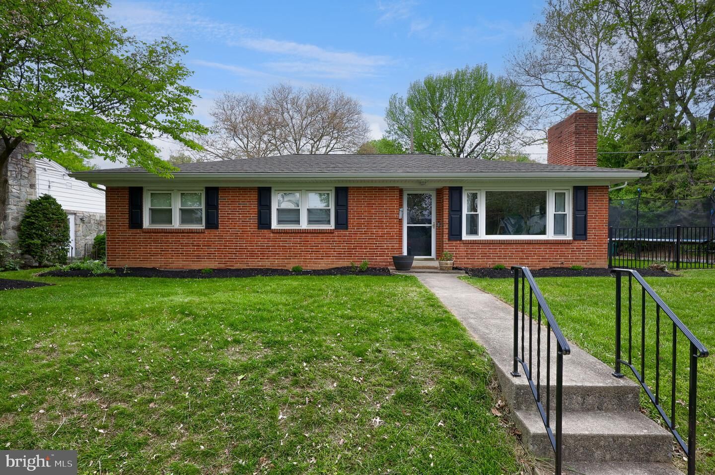 Property Photo:  43 Oak Lane  PA 17033 