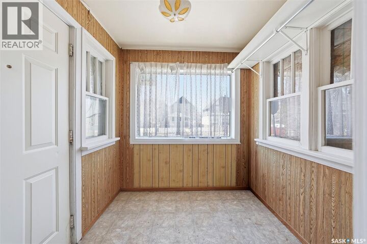 Property Photo:  404 D Avenue S  SK S7M 1R4 