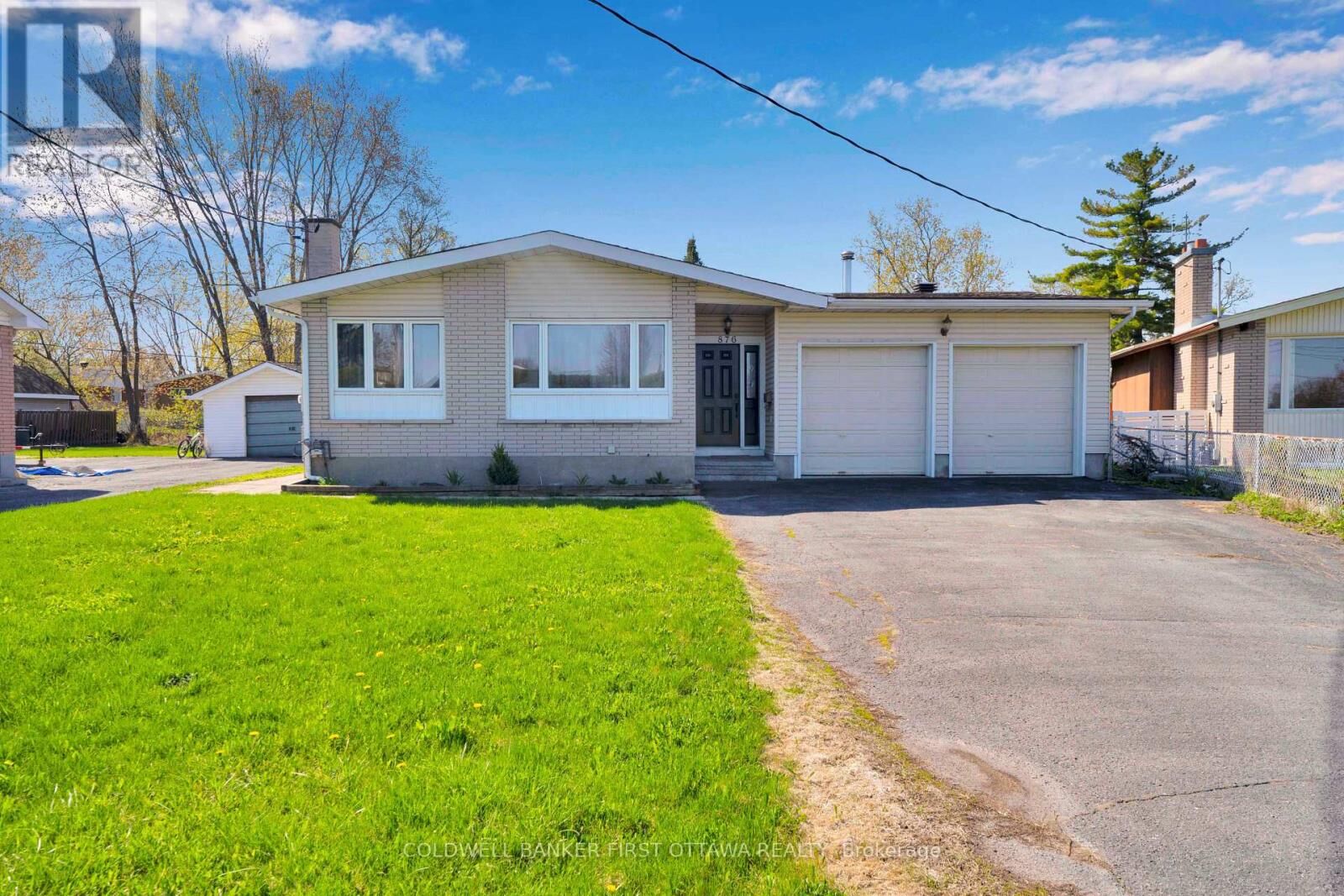 Property Photo: 876 Balsam Drive ON K1E 1B5