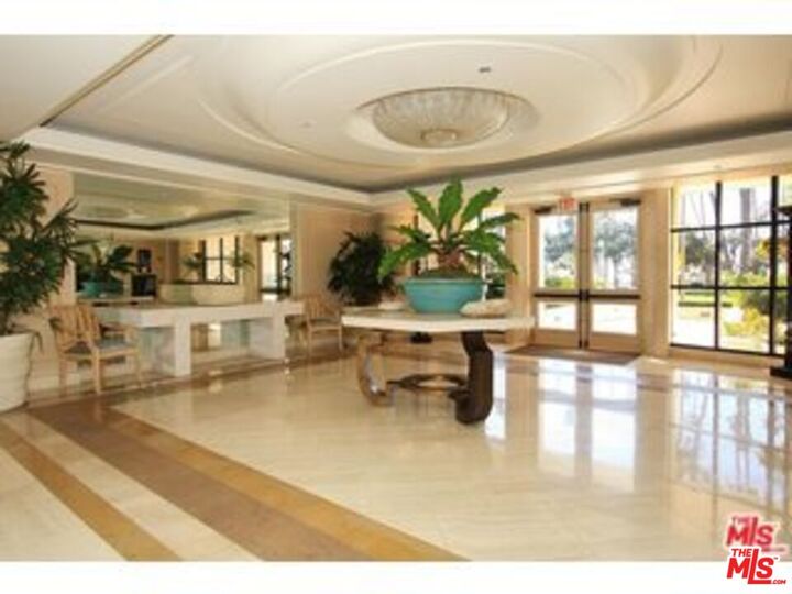 Property Photo:  701 Ocean Ave  CA 90402 