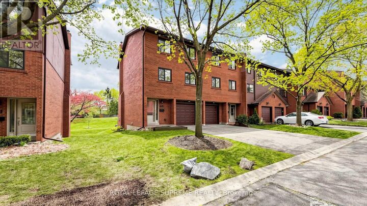 Property Photo:  4165 Fieldgate Drive 60  ON L4W 2M9 