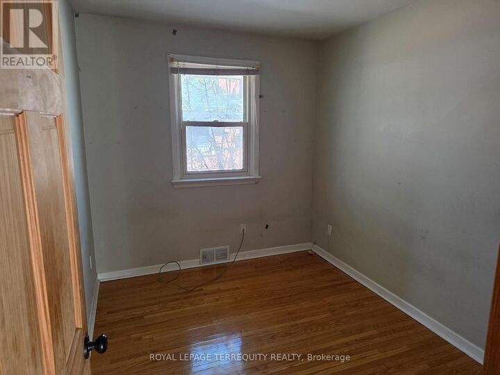 Property Photo:  319 Hillcroft Street Main  ON L1G 2M1 