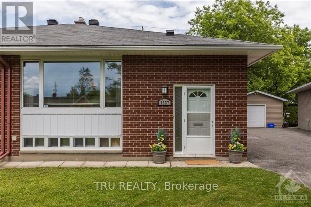 Property Photo:  1337 Bloomsbury Crescent A  ON K2C 2Y8 