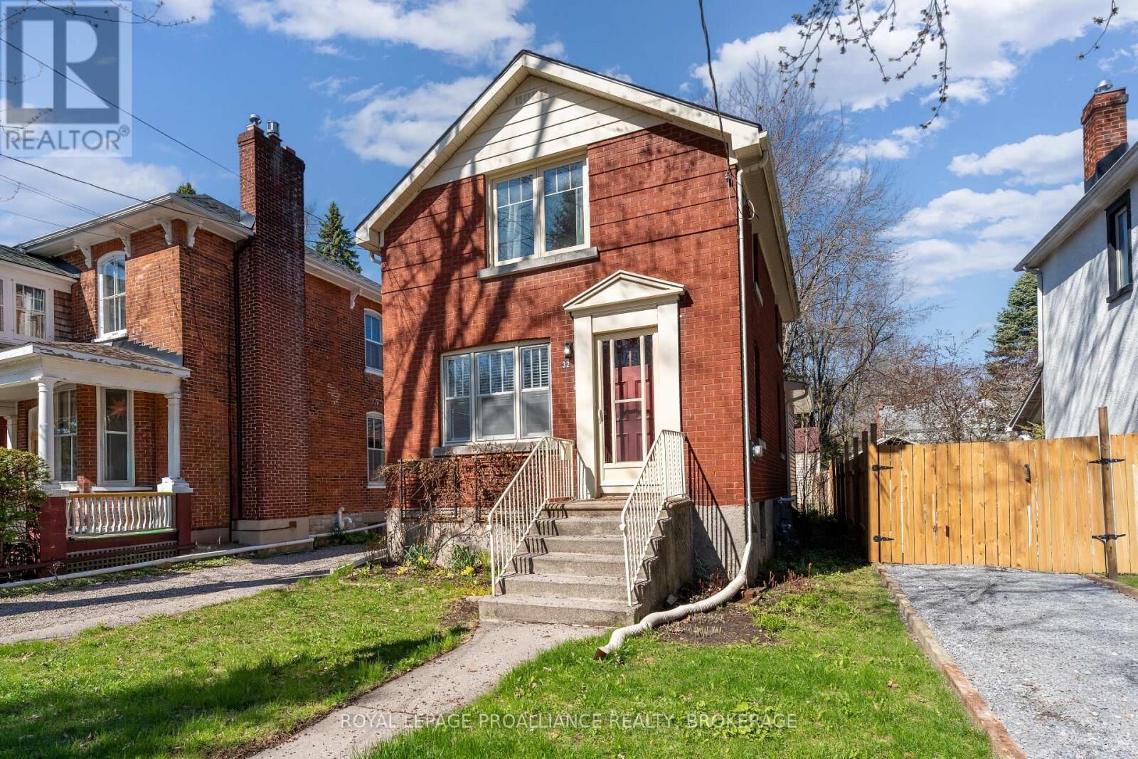 Property Photo:  32 Livingston Avenue  ON K7L 4L2 