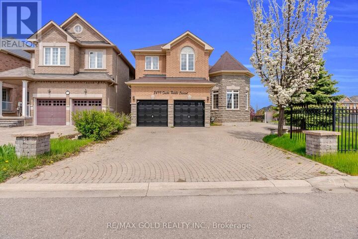 Property Photo:  5499 Doctor Peddle Crescent  ON L5M 0K7 