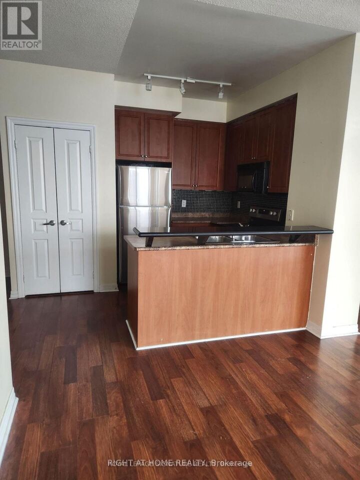 Property Photo:  220 Burnhamthorpe Road West 2902  ON L5B 4N4 