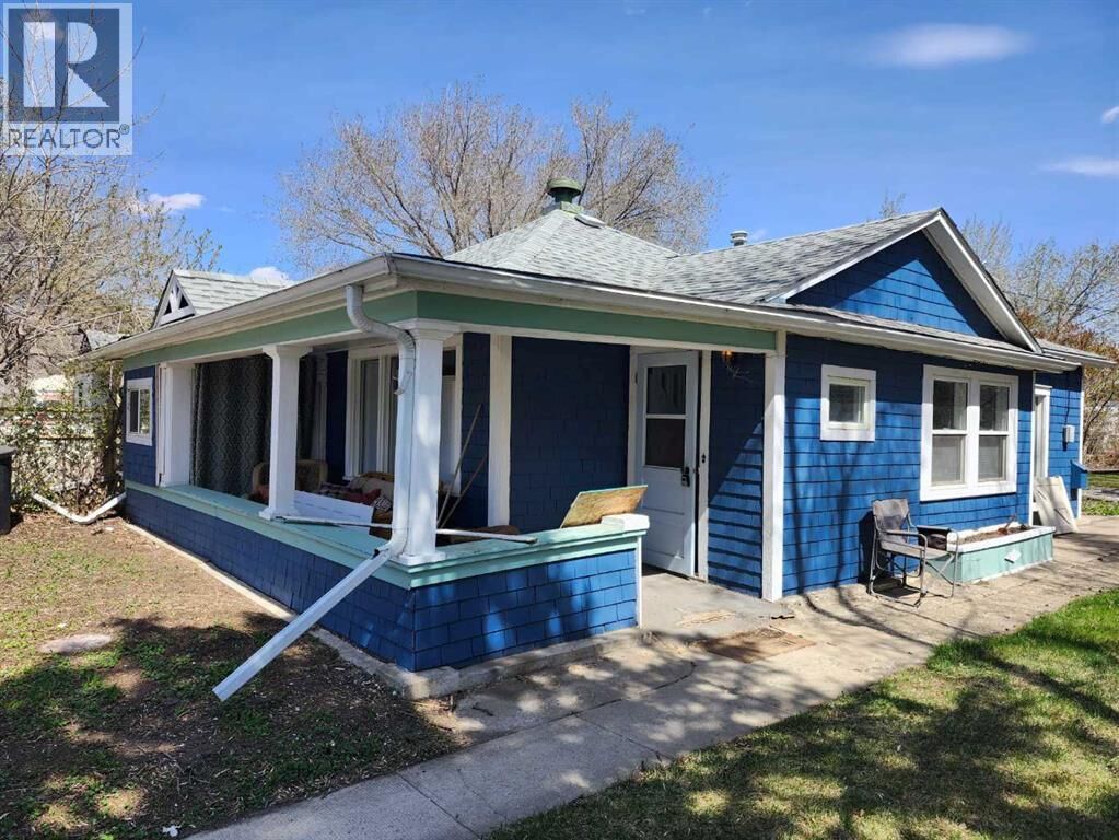 Property Photo:  148 3 Street West  AB T0J 0Y3 