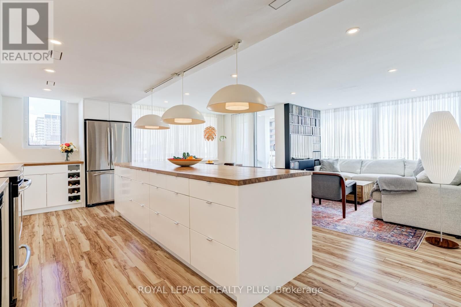 Property Photo:  39 Stavebank Road 1204  ON L5G 4N7 