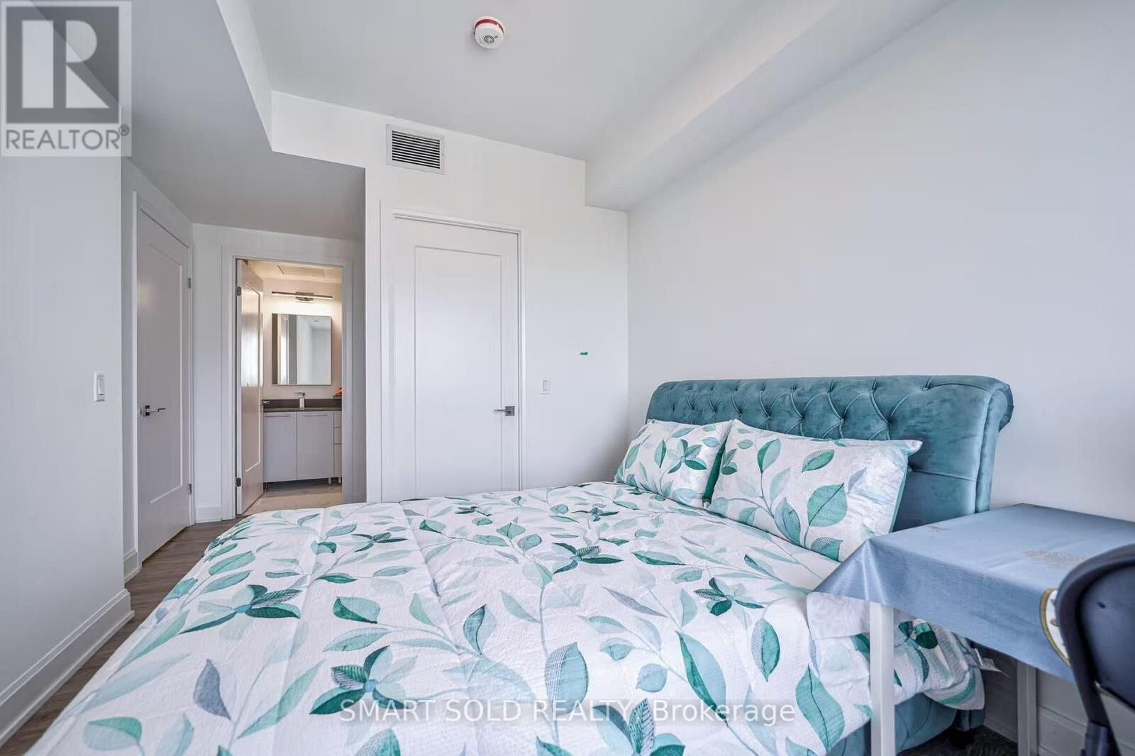 Property Photo:  8 Water Walk Drive 2701  ON L3R 6L4 