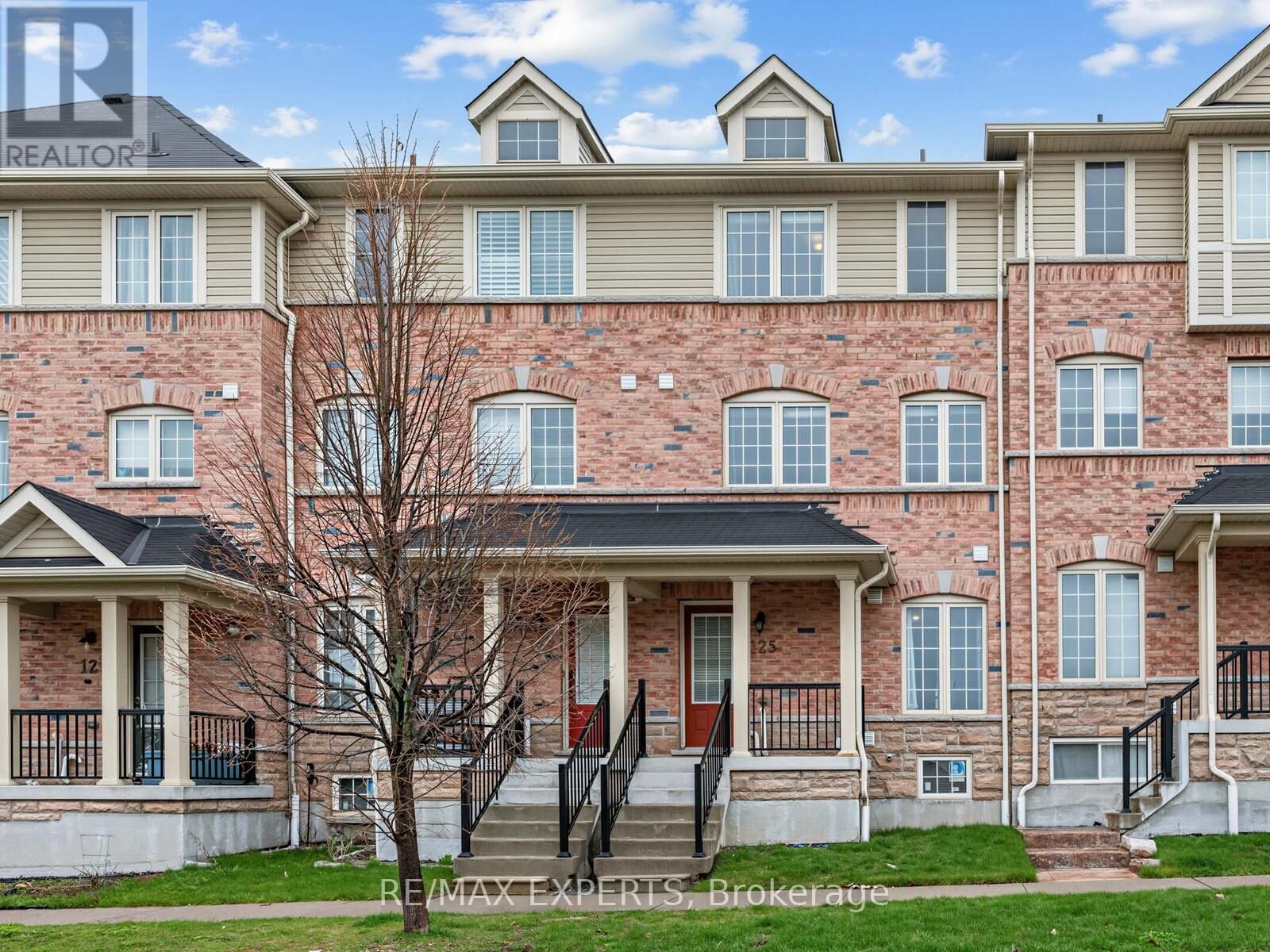 Property Photo:  125 Devineridge Avenue  ON L1Z 0K6 