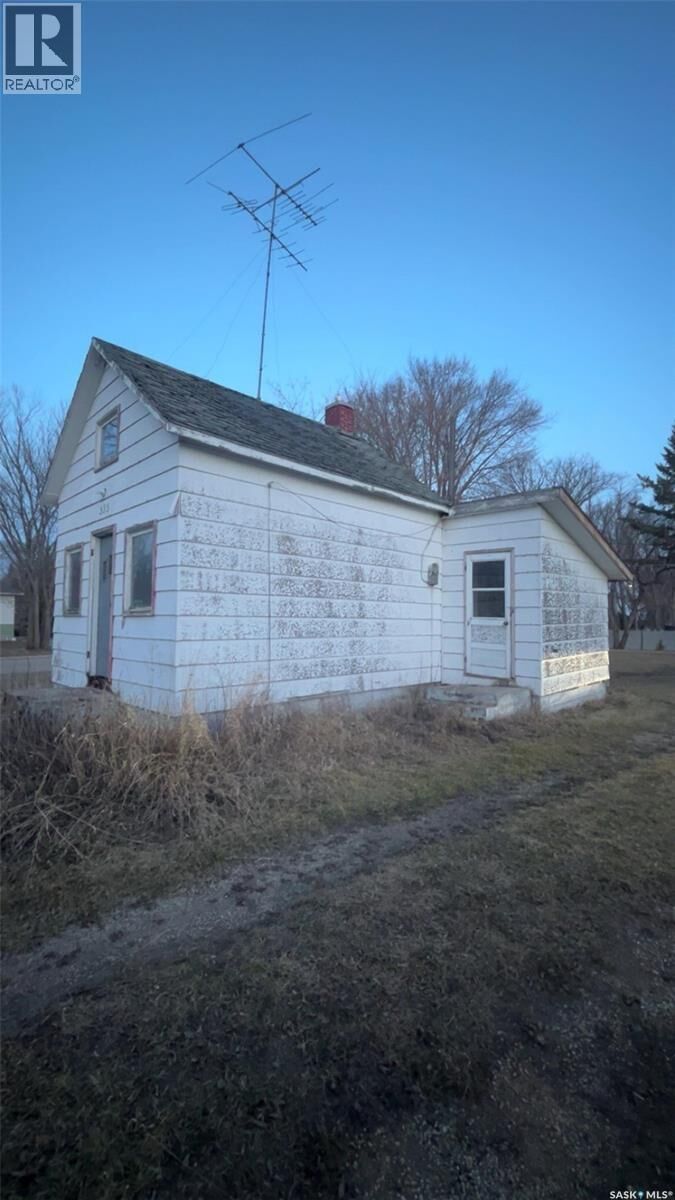 Property Photo:  335 Highway Avenue E  SK S0A 3B0 