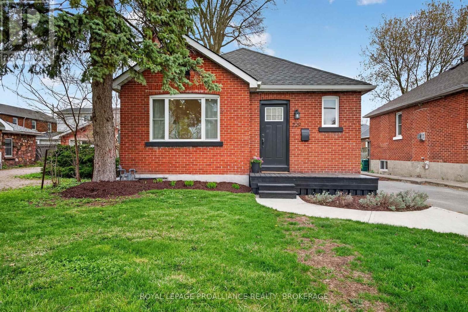 Property Photo:  229 Park Street  ON K7L 1K4 