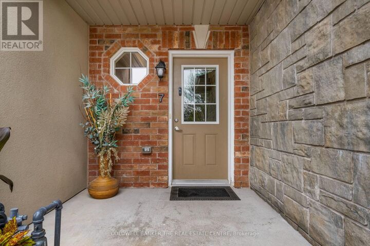 Property Photo: 49 Ferndale Drive South 7 ON L4N 5W9
