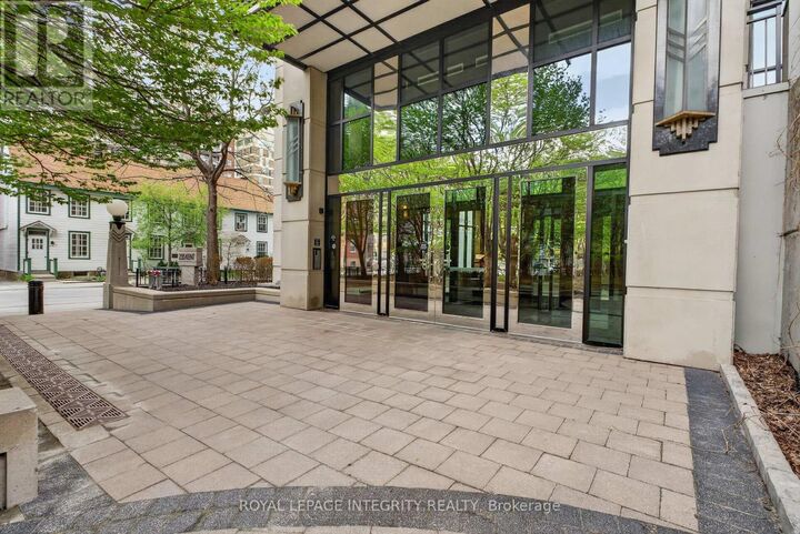 Property Photo:  235 Kent Street 1612  ON K2P 1Z9 