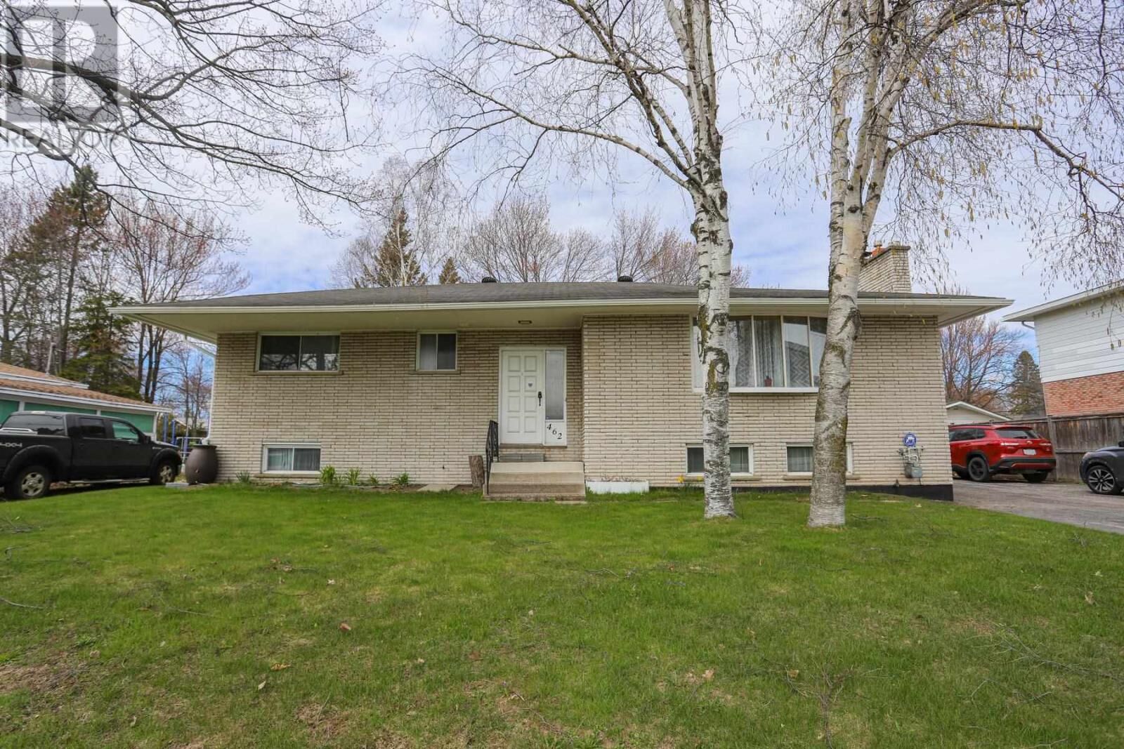 Property Photo:  462 Northern Ave E  ON P6B 4J1 