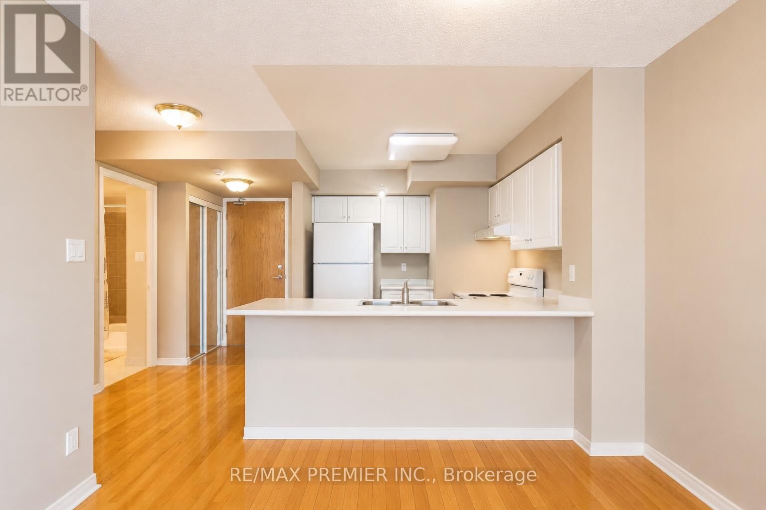 Property Photo:  19 Northern Heights Drive 504  ON L4B 4M4 