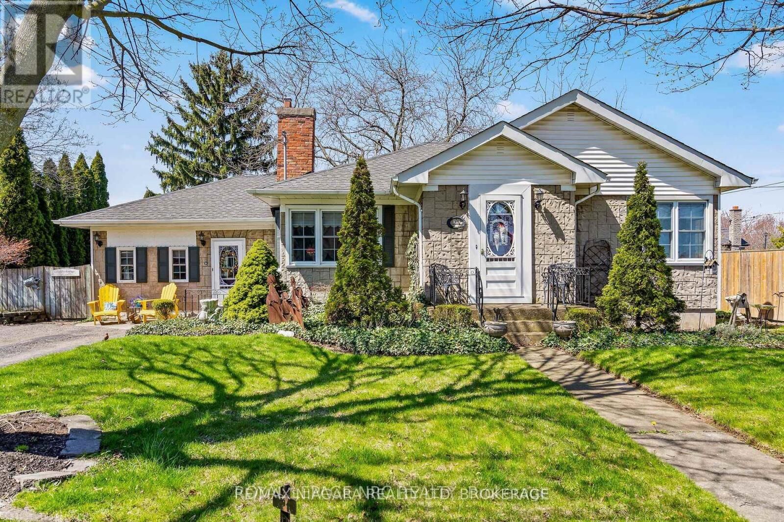 Property Photo: 39 Maplewood Drive Main ON L2M 3P1